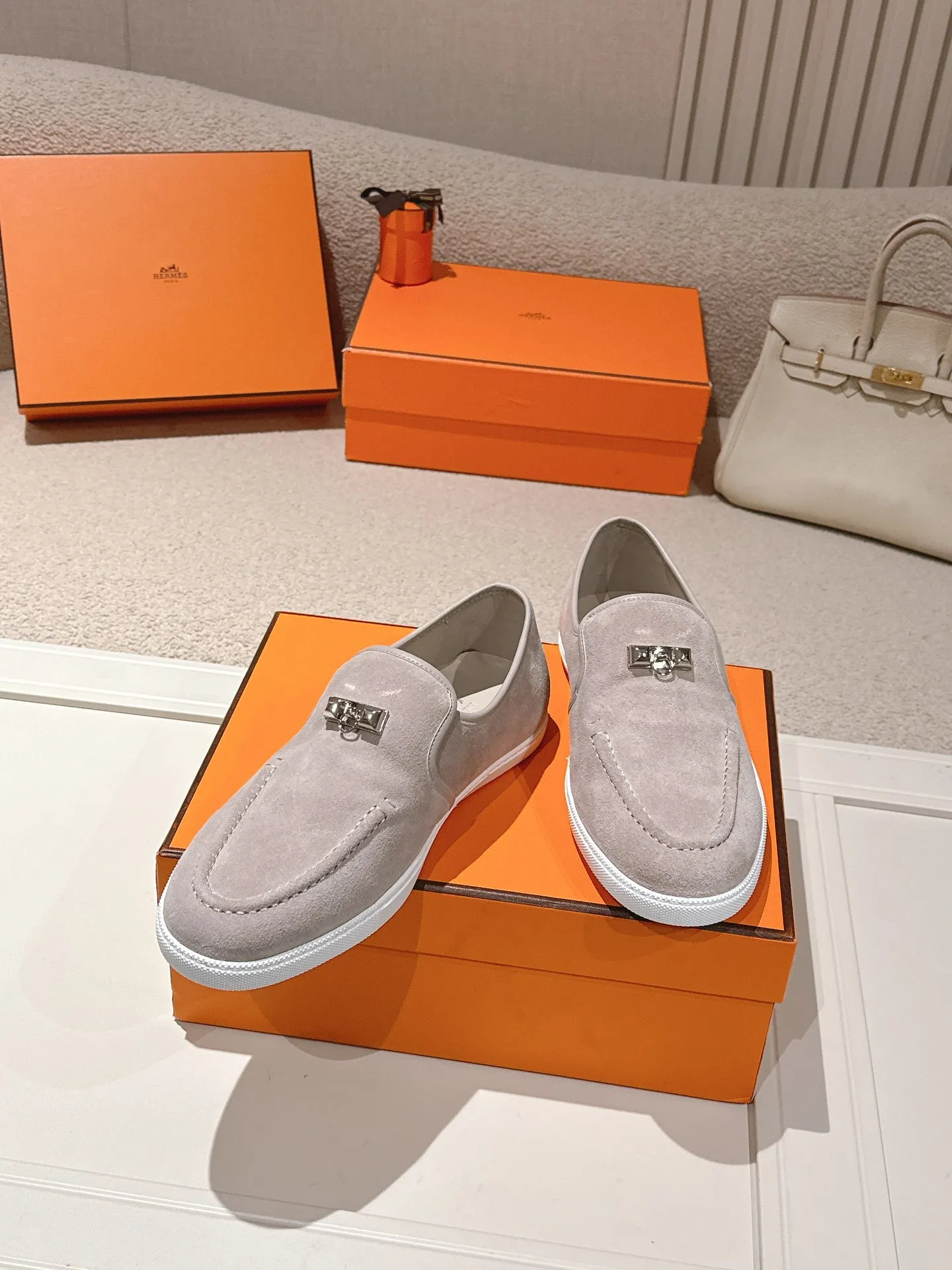 Men's Men's Shoes 600💰 Hermes# Couple Studded Loafers Calfskin and suede goatskin lace-up free sneakers with signature "H" detail. The design is simple and smooth, creating a fashionable urban look. It is comfortable and versatile. H family classics are not outdated, and the delivery counter is exquisitely packaged🛍📦 Fabric: Original customized imported first-layer cowhide/cow down Lining: Imported soft sheepskin Sole: Original open-molded anti-slip TPU material Size: 35-45